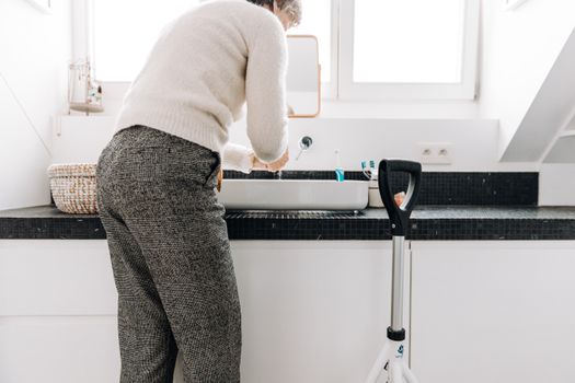 Baños seguros para adultos mayores sin que parezcan hospital