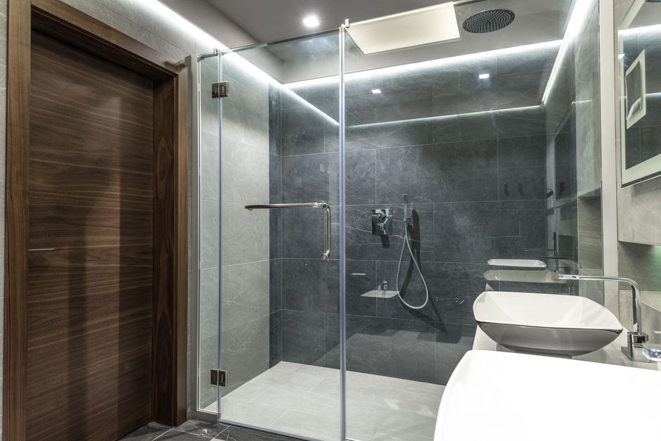 Baño con porcelanato gris
