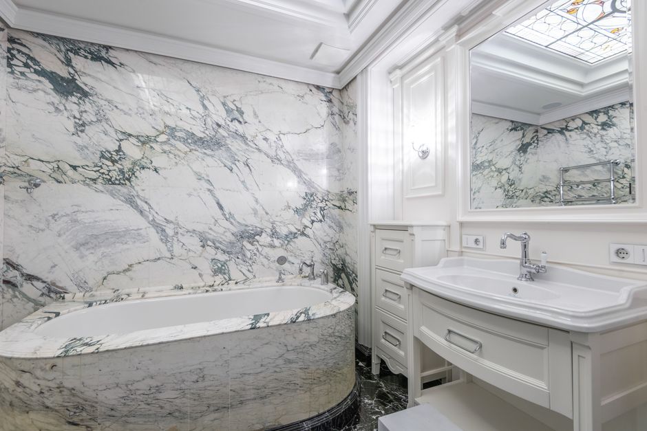 Baño con mármol y madera