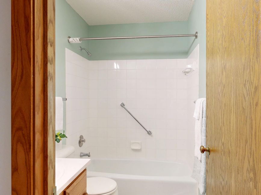 Baño accesible con barras de apoyo