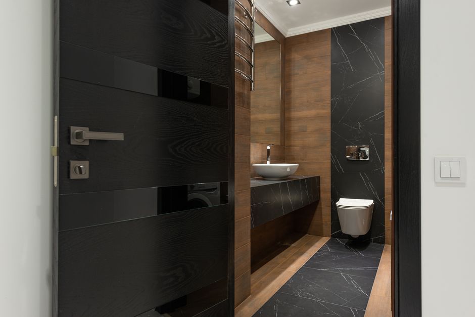 Baño en tonos oscuros