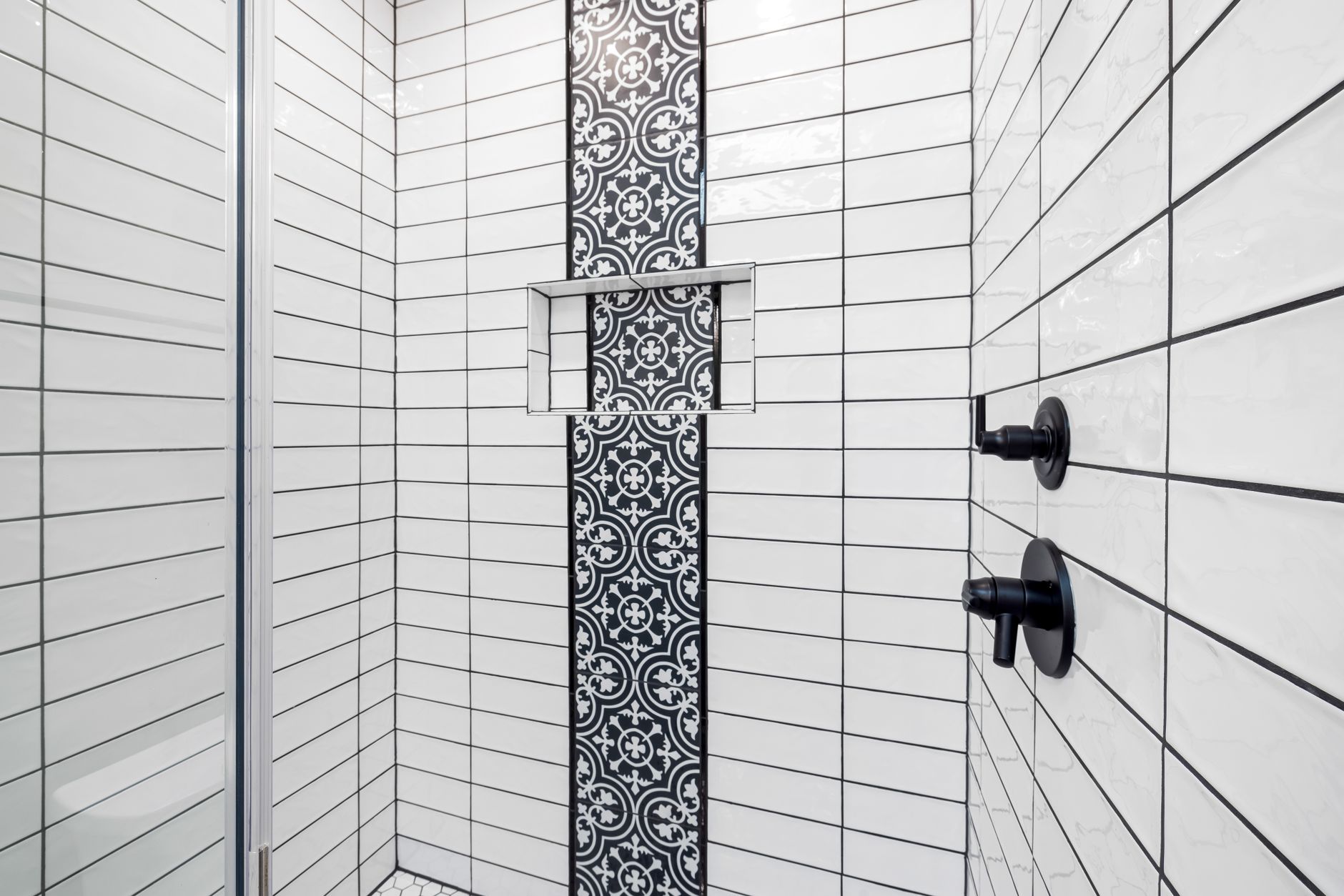 Baño remodelado con nicho y acabados en talavera