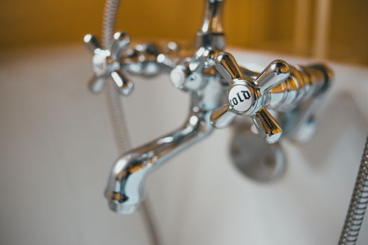 Llave de tina cascada piso a techo