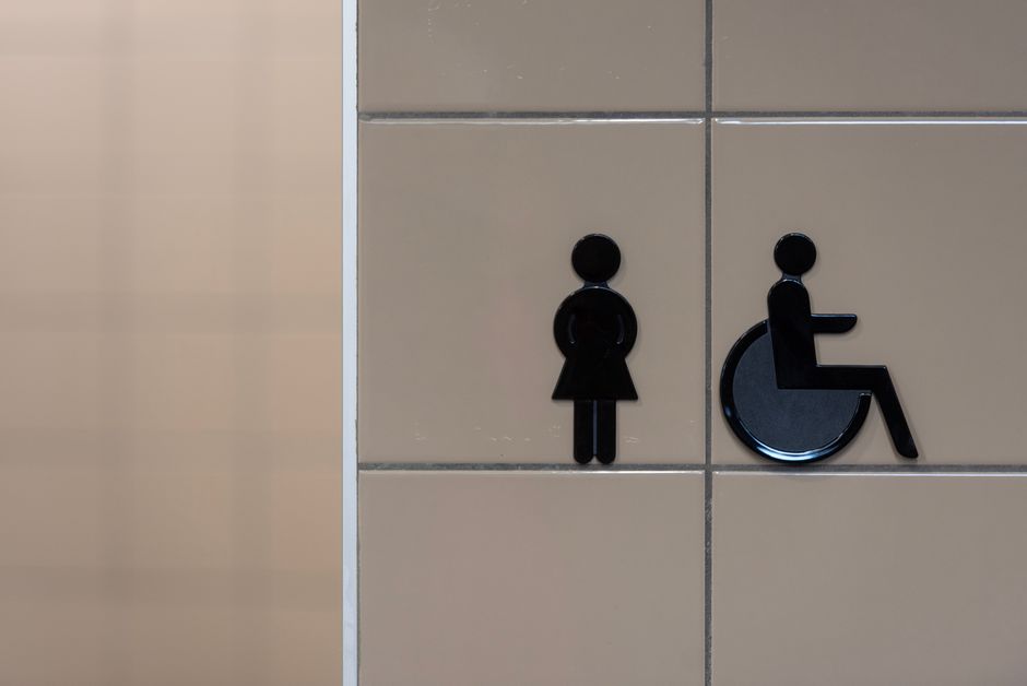Baño accesible con barras de apoyo